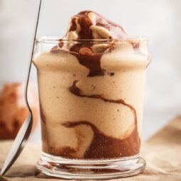 Veganes Bananen-Eis aus gefrorenen Bananen und Kokoscreme