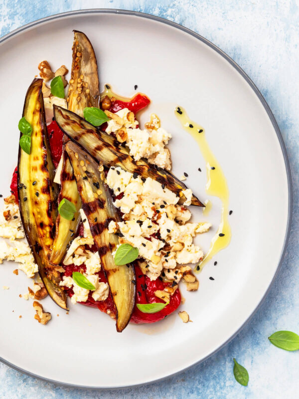Warmer Auberginen-Paprika-Salat mit Frischkäse und Walnüssen