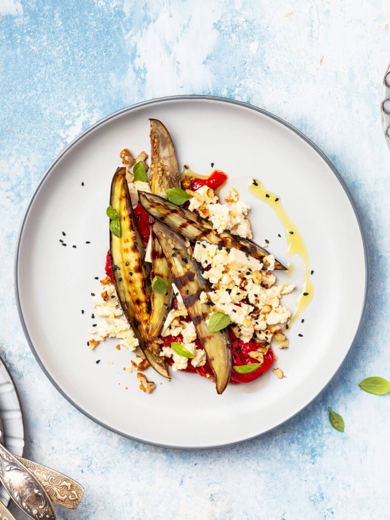 Warmer Auberginen-Paprika-Salat mit Frischkäse und Walnüssen