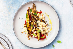 Warmer Auberginen-Paprika-Salat mit Frischkäse und Walnüssen