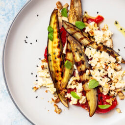 Warmer Auberginen-Paprika-Salat mit Frischkäse und Walnüssen