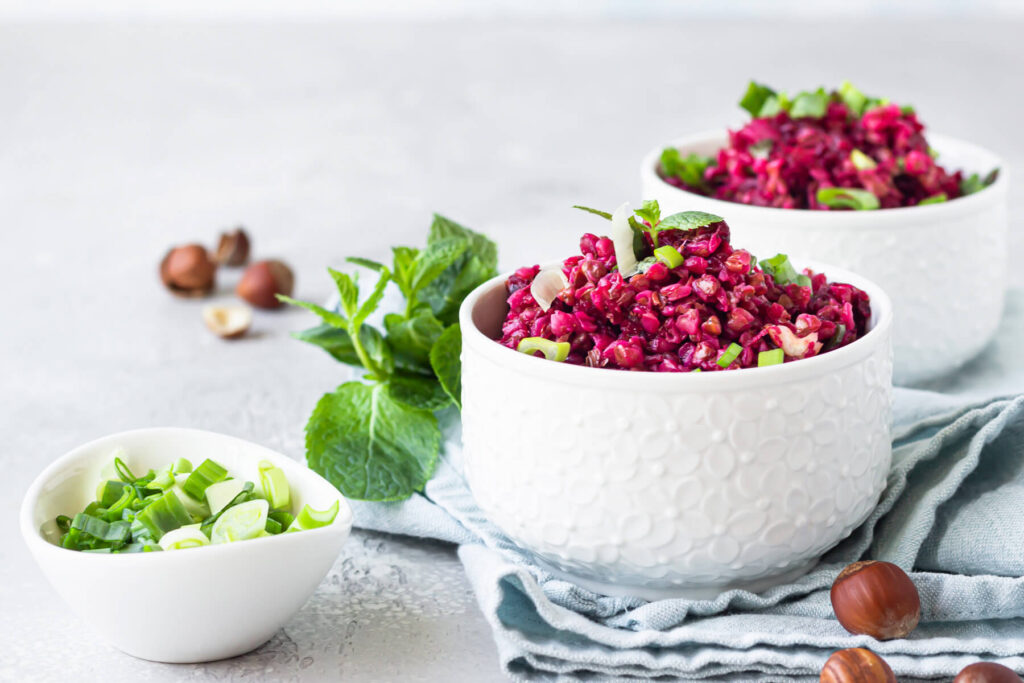 Warmer Buchweizen-Rote-Bete-Salat mit Haselnüssen und Minze