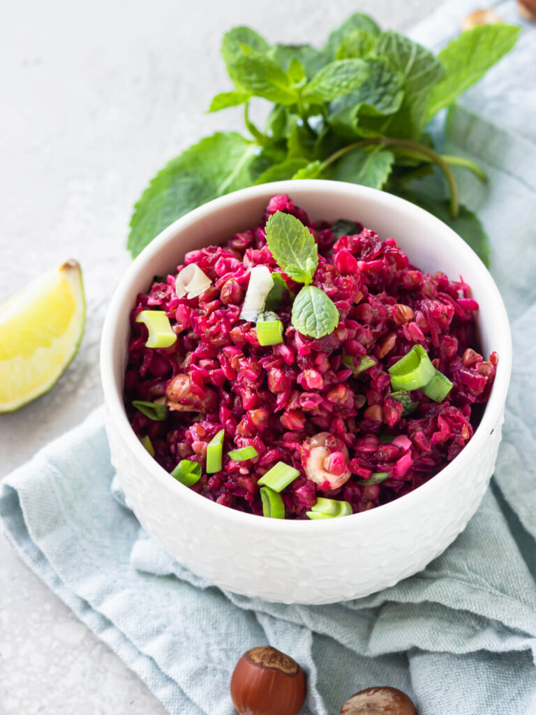 Warmer Buchweizen-Rote-Bete-Salat mit Haselnüssen und Minze