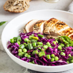 Warmer Salat mit Hähnchen und Gemüse