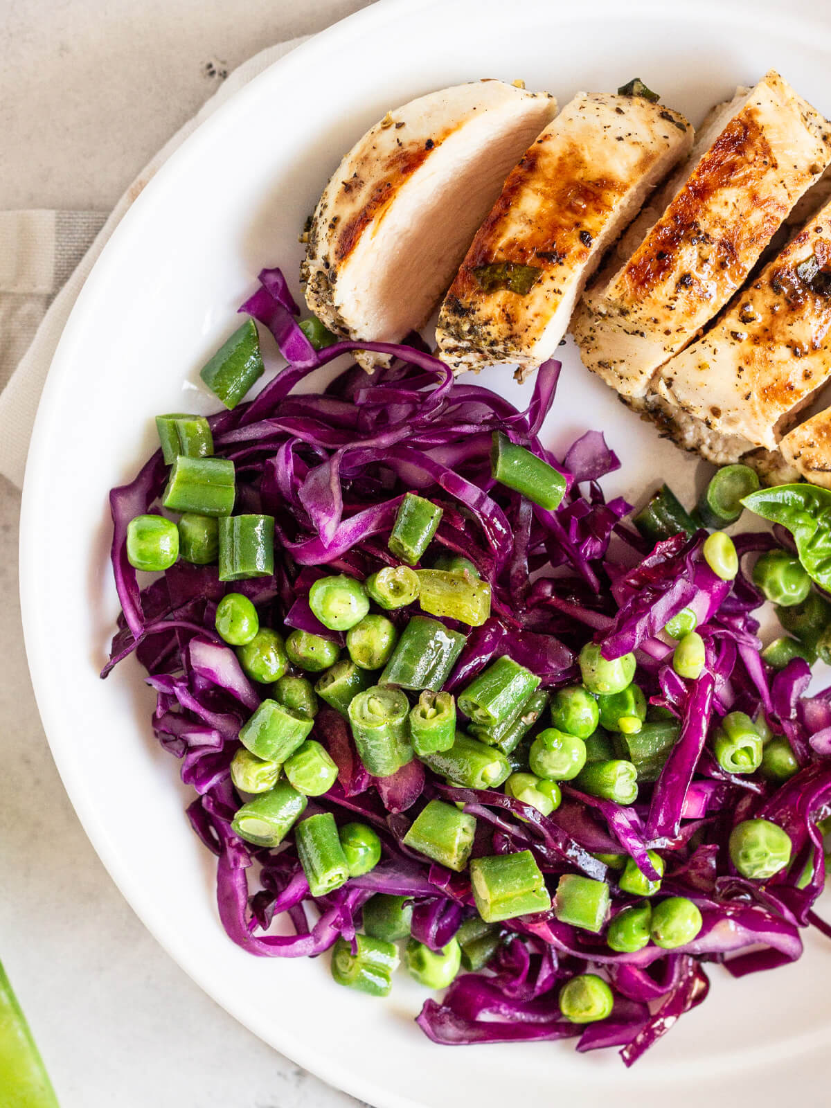 Warmer Salat mit Hähnchen und Gemüse