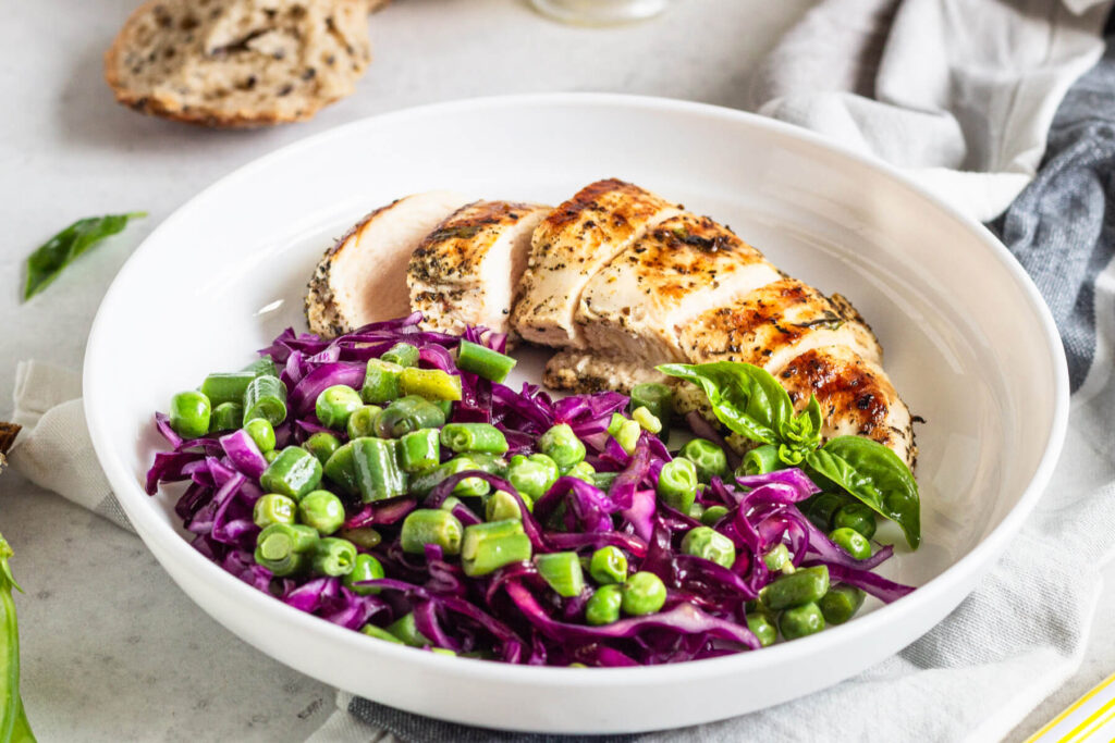 Warmer Salat mit Hähnchen und Gemüse