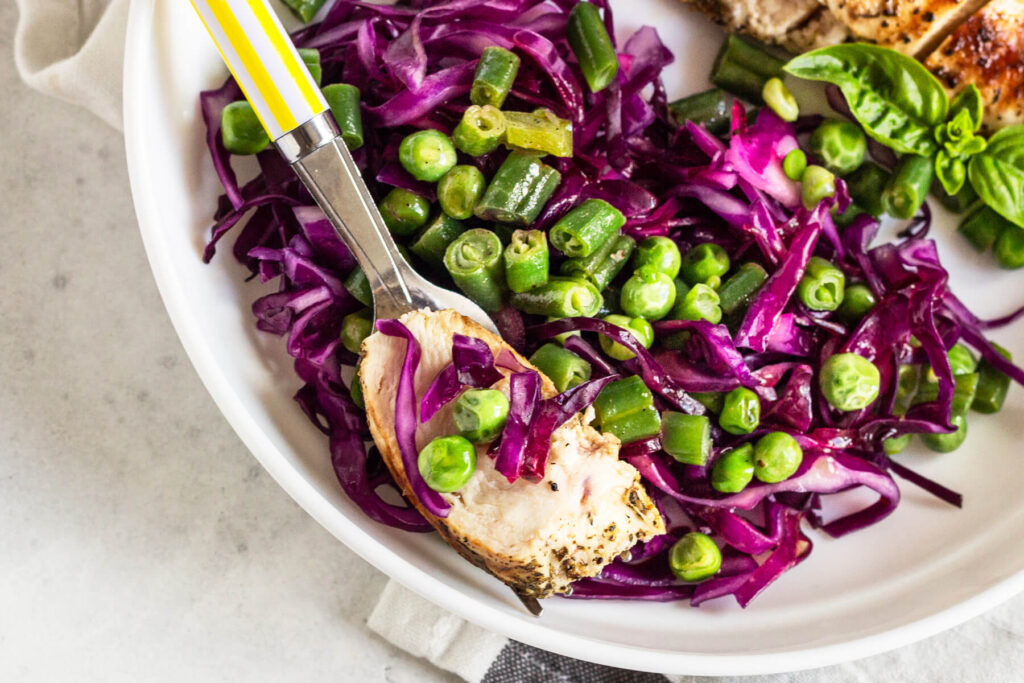 Warmer Salat mit Hähnchen und Gemüse