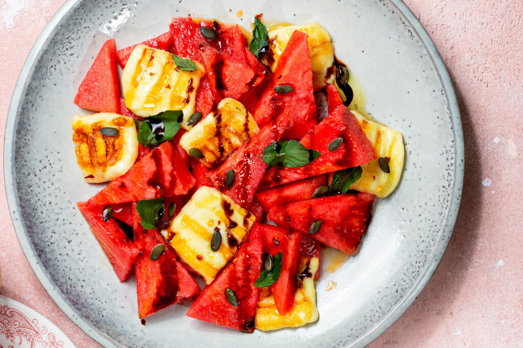Wassermelonen-Halloumi-Salat mit Minze und Balsamico-Creme