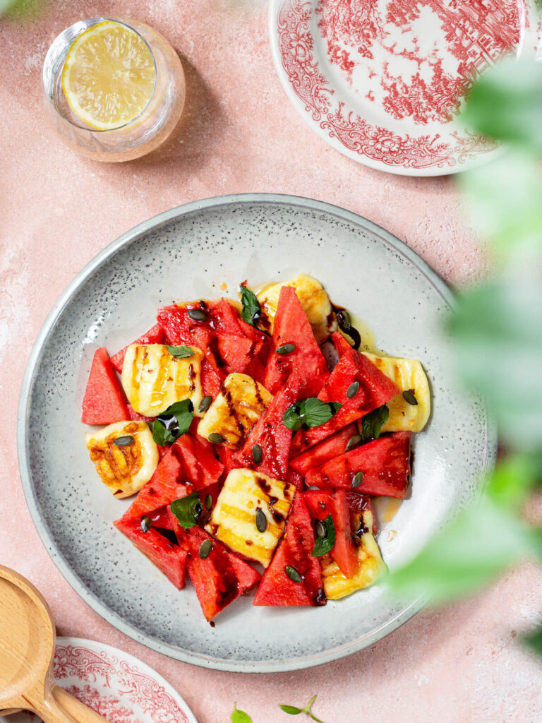 Wassermelonen-Halloumi-Salat mit Minze und Balsamico-Creme