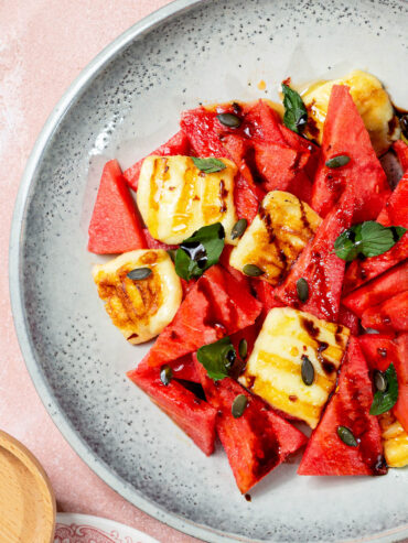Wassermelonen-Halloumi-Salat mit Minze und Balsamico-Creme