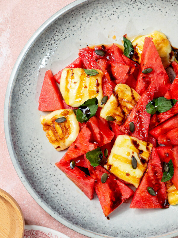 Wassermelonen-Halloumi-Salat mit Minze und Balsamico-Creme