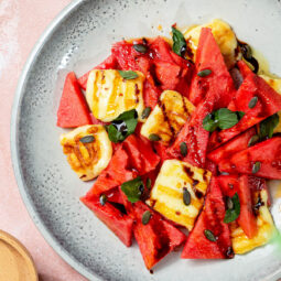 Wassermelonen-Halloumi-Salat mit Minze und Balsamico-Creme