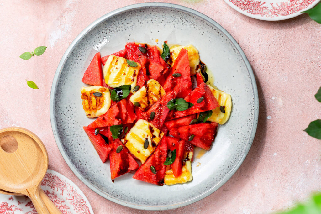 Wassermelonen-Halloumi-Salat mit Minze und Balsamico-Creme