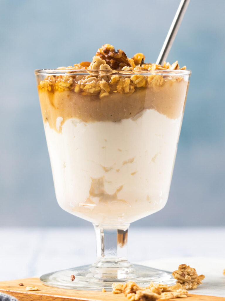 Apfel-Karamell-Parfait im Glas