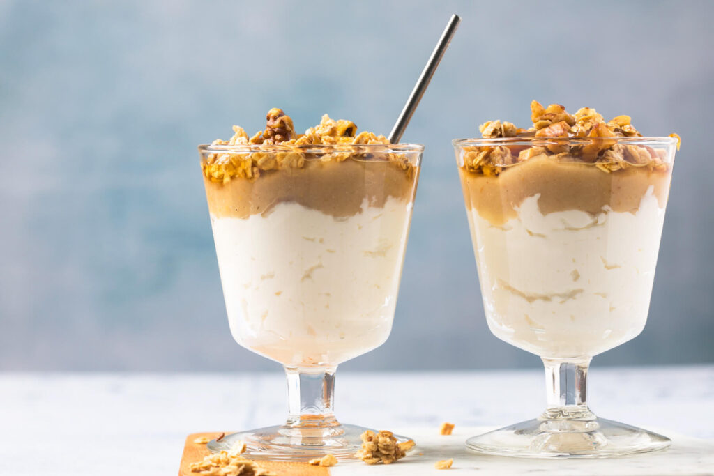 Apfel-Karamell-Parfait im Glas