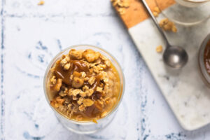 Apfel-Karamell-Parfait im Glas