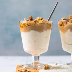 Apfel-Karamell-Parfait im Glas