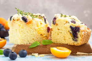 Aprikosen-Blaubeer-Kuchen mit Sprudelwasser