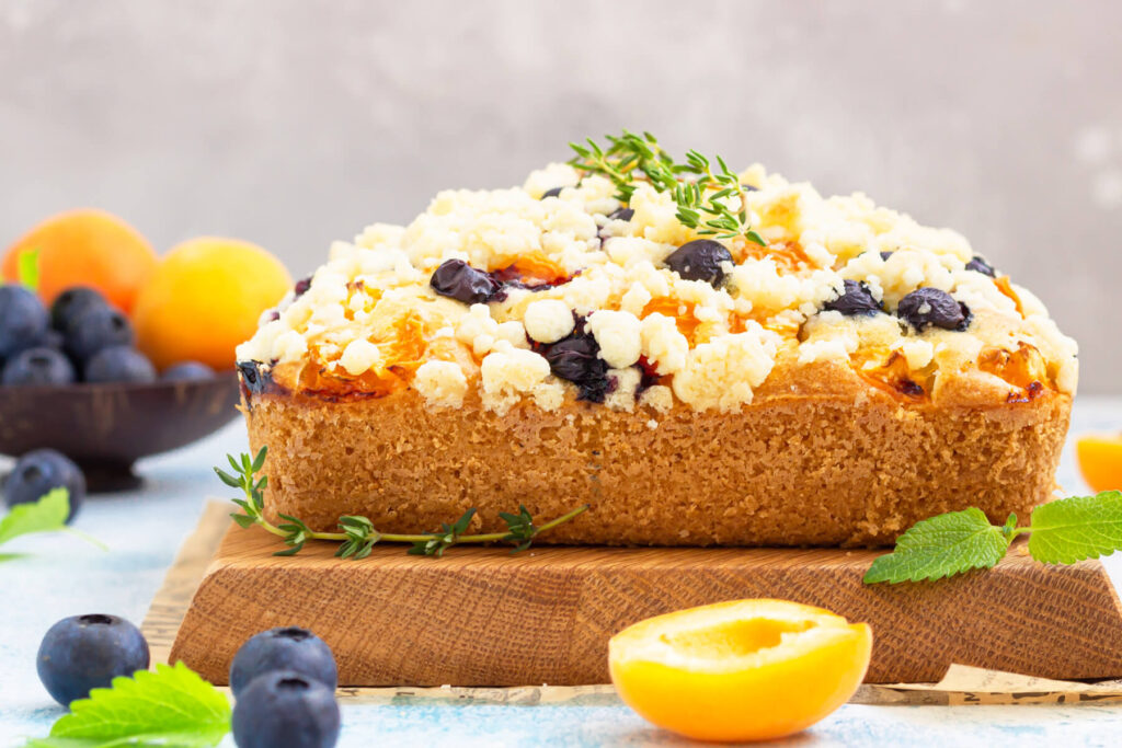 Aprikosen-Blaubeer-Kuchen mit Sprudelwasser