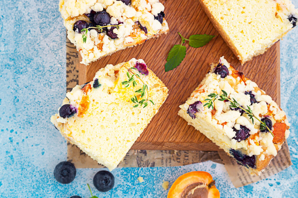 Aprikosen-Blaubeer-Kuchen mit Sprudelwasser