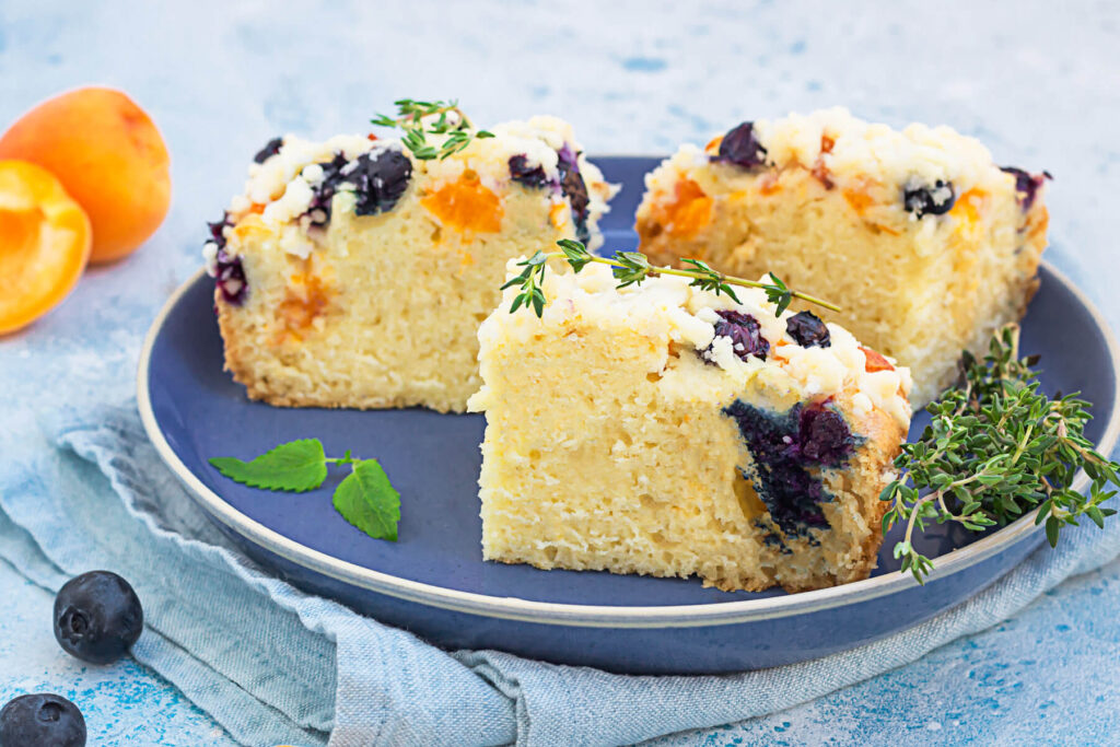 Aprikosen-Blaubeer-Kuchen mit Sprudelwasser