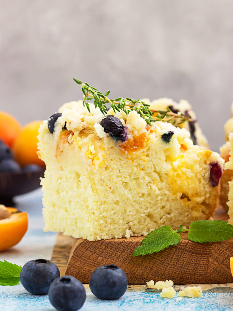 Aprikosen-Blaubeer-Kuchen mit Sprudelwasser