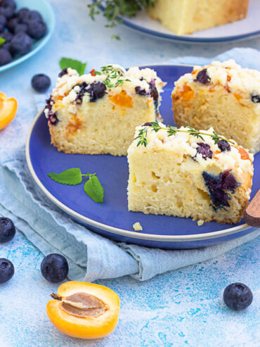 Aprikosen-Blaubeer-Kuchen mit Sprudelwasser
