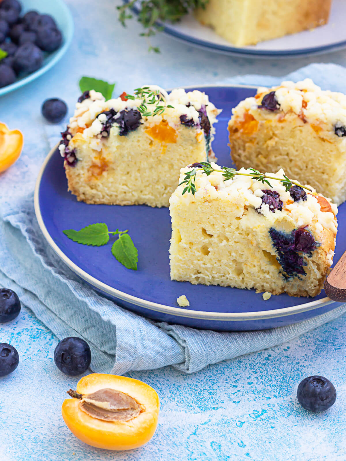 Aprikosen-Blaubeer-Kuchen mit Sprudelwasser