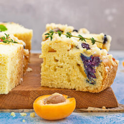 Aprikosen-Blaubeer-Kuchen mit Sprudelwasser