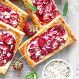 Blätterteig-Tartelettes mit Erdbeeren und Frischkäse