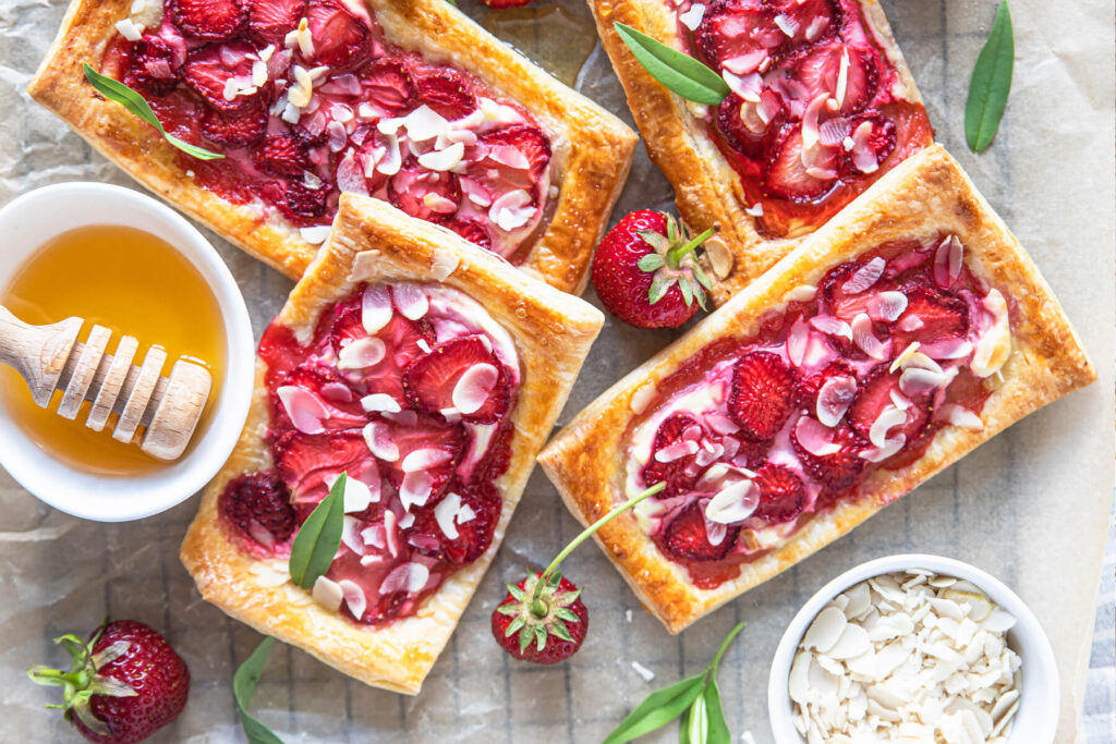 Blätterteig-Tartelettes mit Erdbeeren und Frischkäse
