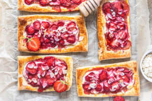 Blätterteig-Tartelettes mit Erdbeeren und Frischkäse