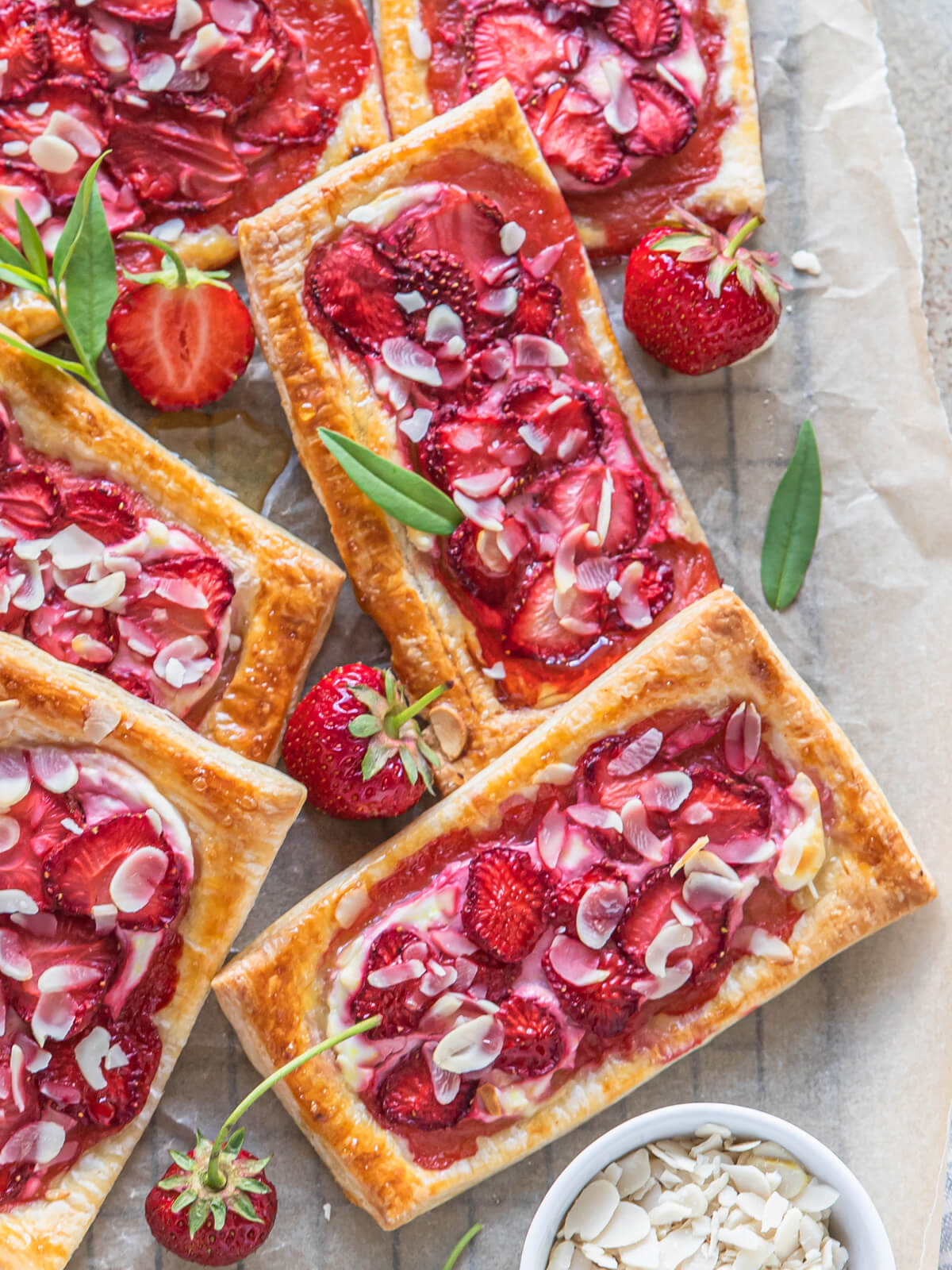 Blätterteig-Tartelettes mit Erdbeeren und Frischkäse