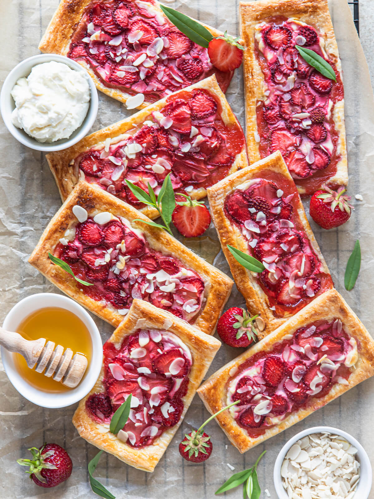 Blätterteig-Tartelettes mit Erdbeeren und Frischkäse