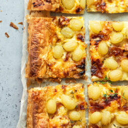 Herzhafter Blätterteigkuchen mit Trauben und karamellisierten Zwiebeln