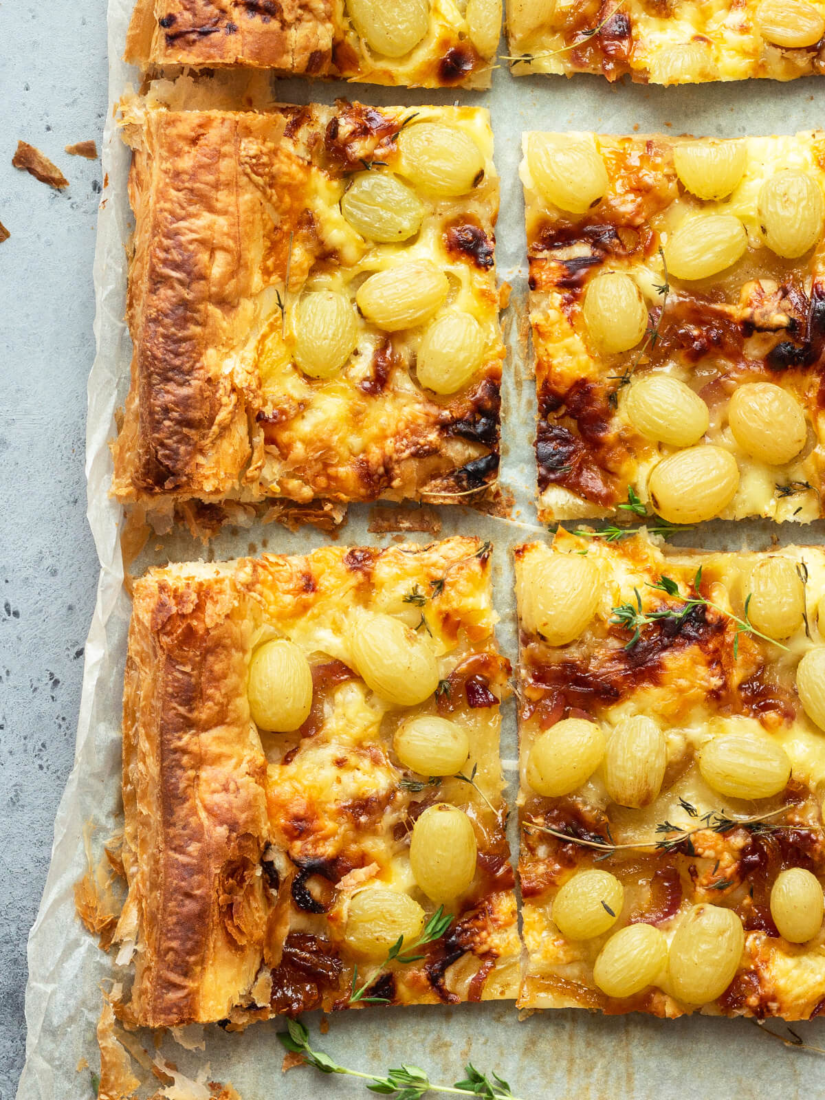 Herzhafter Blätterteigkuchen mit Trauben und karamellisierten Zwiebeln