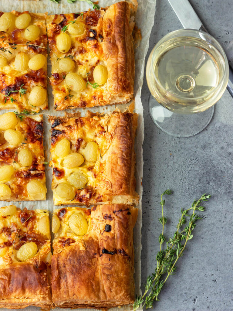 Herzhafter Blätterteigkuchen mit Trauben und karamellisierten Zwiebeln