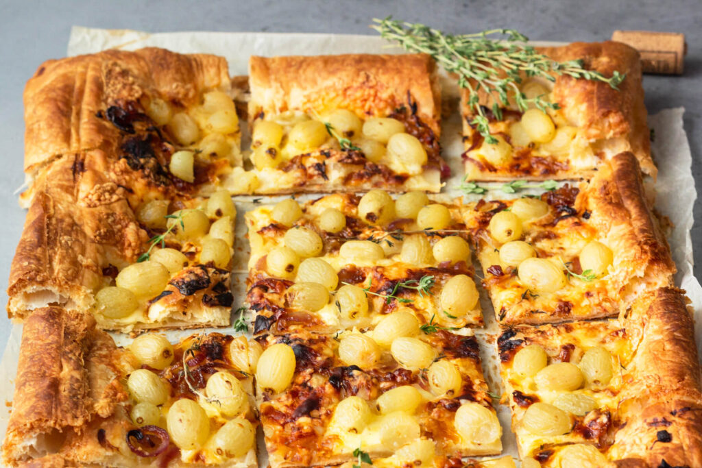 Herzhafter Blätterteigkuchen mit Trauben und karamellisierten Zwiebeln