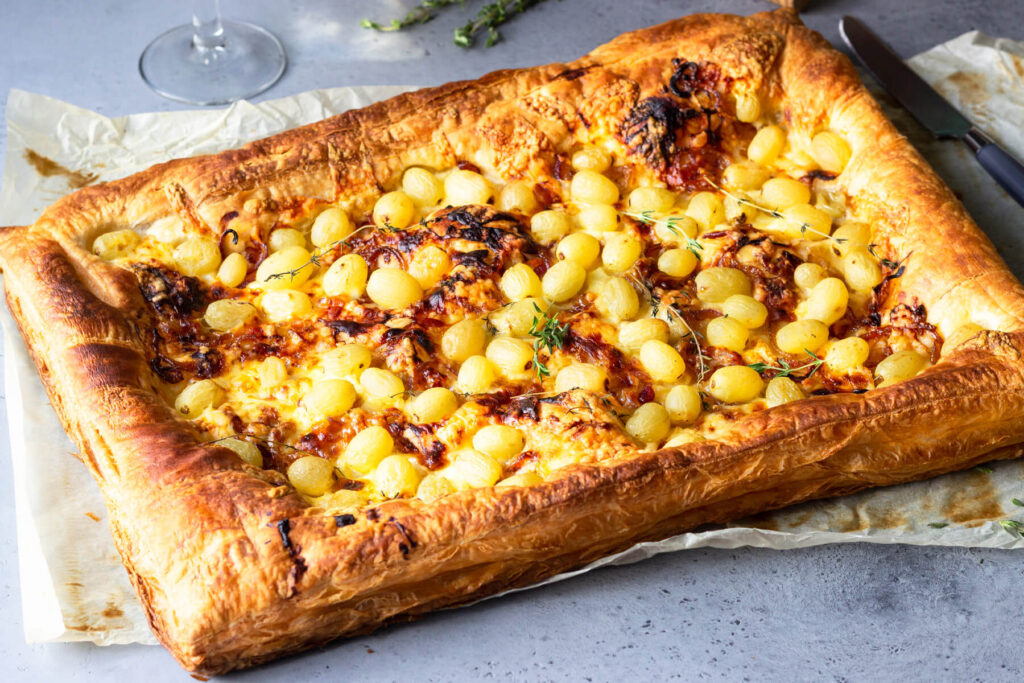 Herzhafter Blätterteigkuchen mit Trauben und karamellisierten Zwiebeln