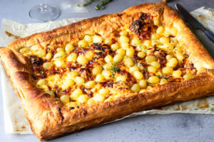 Herzhafter Blätterteigkuchen mit Trauben und karamellisierten Zwiebeln