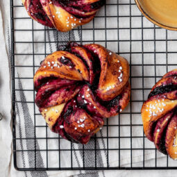 Blaubeer-Hefeknoten - Hefebrötchen mit Zitronen-Buttercreme