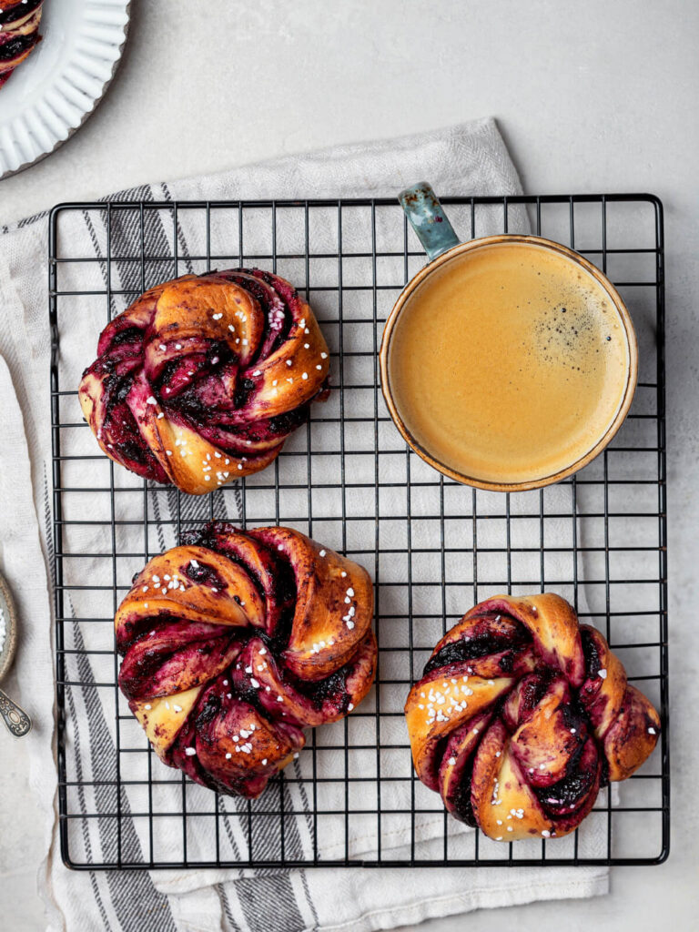 Blaubeer-Hefeknoten - Hefebrötchen mit Zitronen-Buttercreme