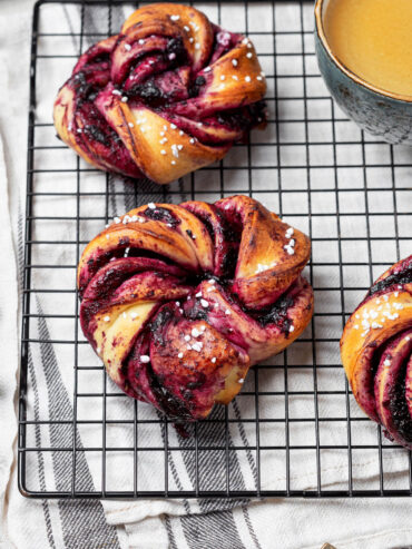 Blaubeer-Hefeknoten - Hefebrötchen mit Zitronen-Buttercreme