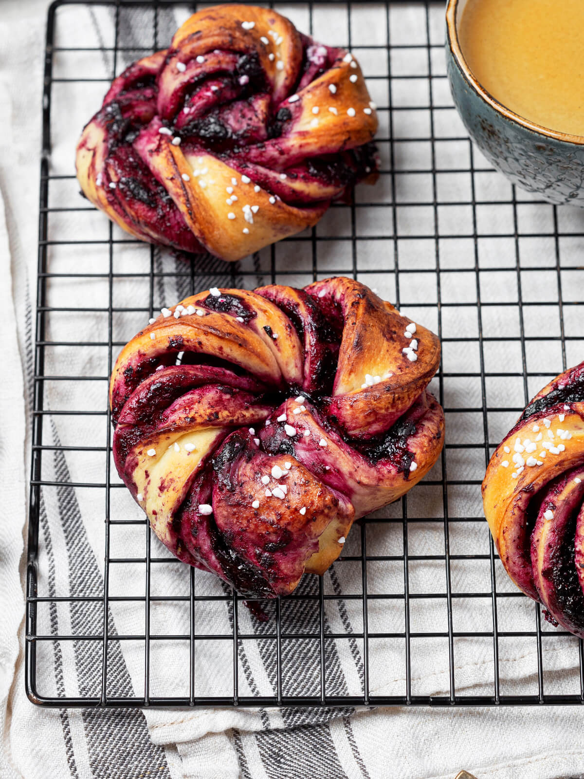 Blaubeer-Hefeknoten - Hefebrötchen mit Zitronen-Buttercreme