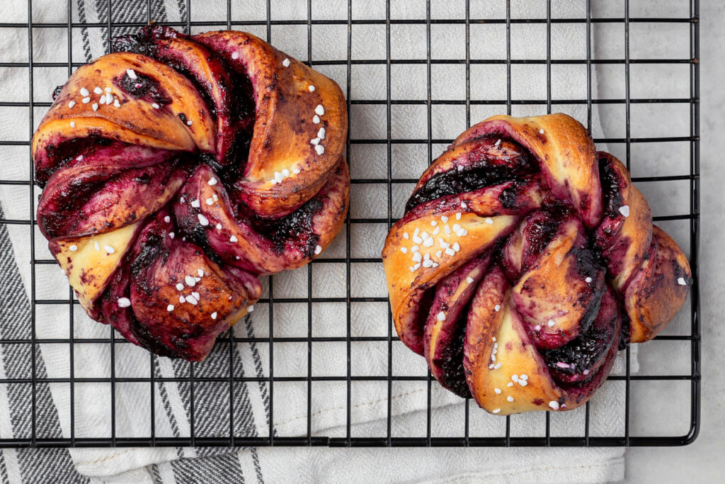 Blaubeer-Hefeknoten - Hefebrötchen mit Zitronen-Buttercreme