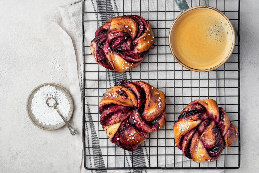 Blaubeer-Hefeknoten - Hefebrötchen mit Zitronen-Buttercreme