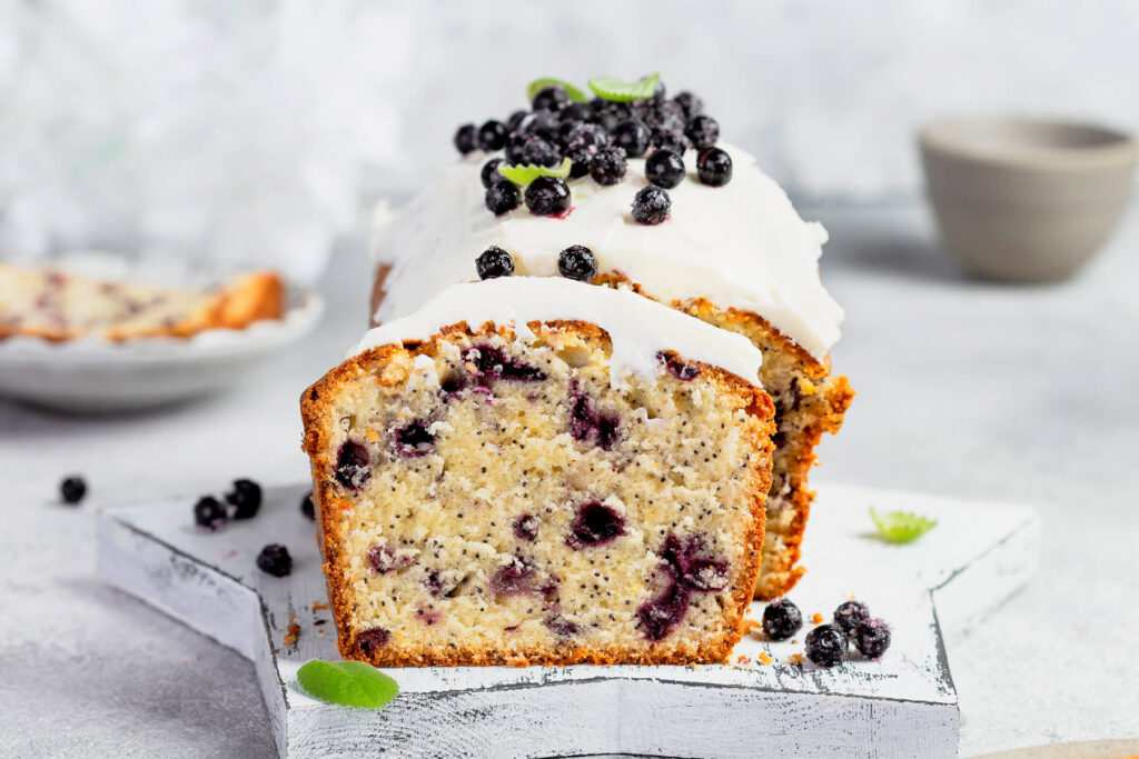 Saftiger Blaubeer-Mohn-Kuchen mit Zitrus-Frischkäse-Frosting