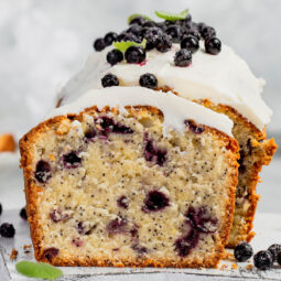 Saftiger Blaubeer-Mohn-Kuchen mit Zitrus-Frischkäse-Frosting