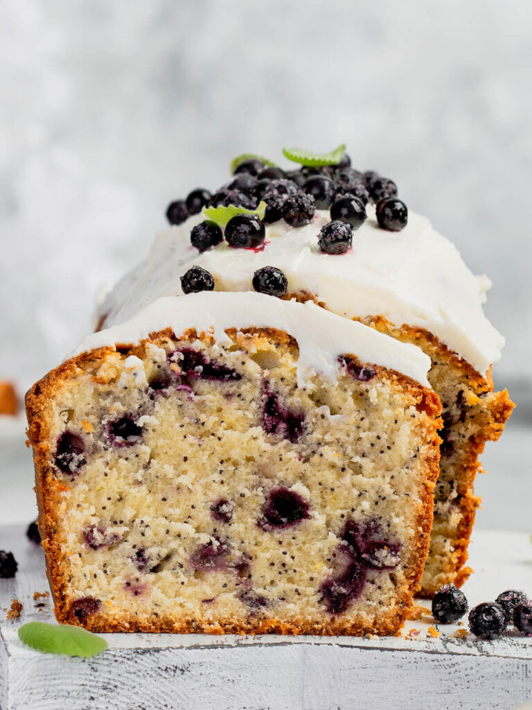 Blaubeer-Mohn-Kuchen mit Frischkäse-Frosting