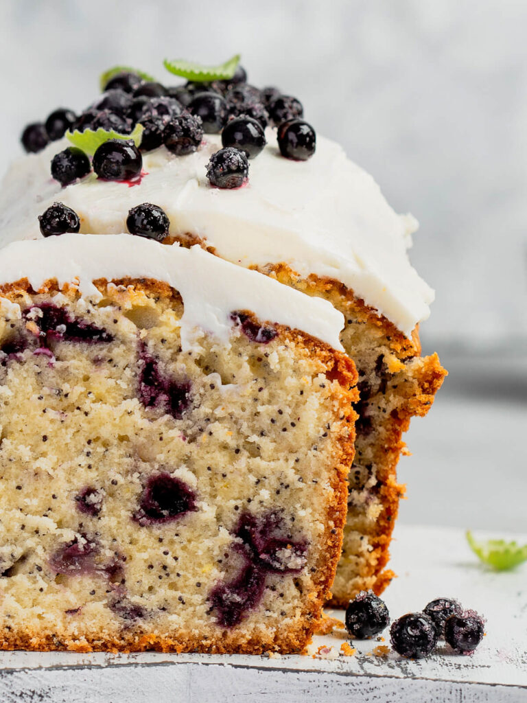 Saftiger Blaubeer-Mohn-Kuchen mit Zitrus-Frischkäse-Frosting